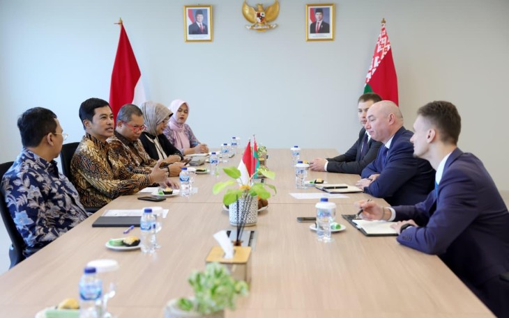 Wamenkes Prof dr Dante Saksono Harbuwono bersama Menteri Kesehatan Republik Belarus Aliaksandr Khajayeu di RS PON Prof Dr dr Mahar Mardjono, Jakarta, Rabu (1/7)