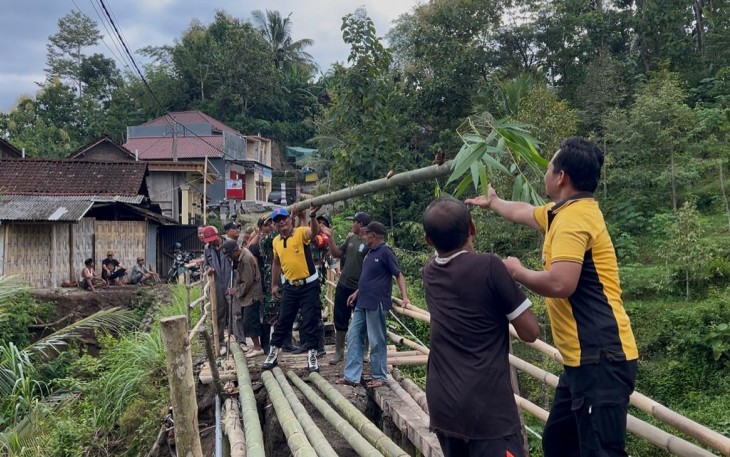 Polres Ponorogo saat Perbaiki Jembatan Darurat