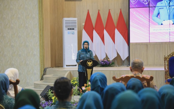 Ketua TP PKK Kabupaten Jember Ghyta Eka Puspita saat memberikan arahan dalam Rapat Koordinasi dan Bimbingan Teknis penguatan Posyandu 6 SPM bersama kader PKK, Posyandu, dan Bunda PAUD di Pendopo Wahyawibawagraha, Selasa (12/5/2026).
