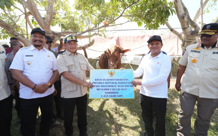 Kasatgas Tito saat Serahkan Bantuan Sapi Presiden Prabowo kepada Masyarakat Aceh