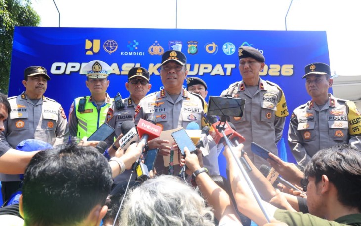 Wakapolri Komjen. Pol Dedi Prasetyo saat meninjau Command Center KM 29 Tol Jakarta–Cikampek dalam rangka pelaksanaan Operasi Ketupat 2026 Hari Sabtu (14/03).