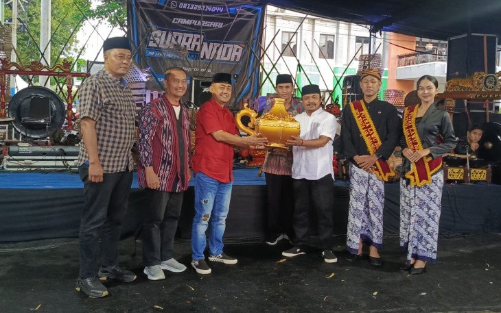 Pembukaan event Kampung Seni Ramadhan yang digelar Sanggar Senthir Nusantara Jaya, di halaman Kantor Disparpora Karanganyar, Sabtu (7/3/2026) sore.