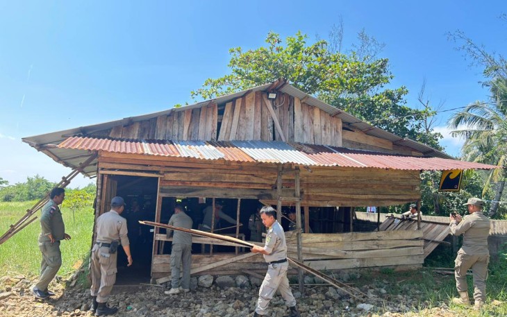 Satpol PP Kota Bengkulu Merobohkan Bangunan Warung Remang-remang/Foto : MC