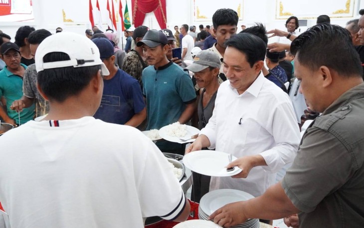 Walikota Bengkulu Dedy Wahyudi menggelar pertemuan sekaligus silaturahmi bersama para driver pengangkut sampah di Balai Kota Merah Putih, Minggu (1/2/2026) /Foto : MC