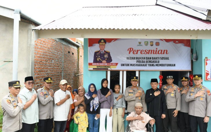 Foto Bersama Kapolda Bengkulu dan Jajaran, Wali Kota Bengkulu serta Jajaran Usai Penyerahan Program Bedah Rumah/Foto : MC 