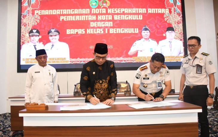 Pemerintah Kota Bengkulu resmi menjalin kerja sama dengan Balai Pemasyarakatan (Bapas) Kelas I Bengkulu melalui penandatanganan Nota Kesepakatan (MoU), di ruang Hidayah I, kantor Walikota, Senin (9/3) /Foto : MC 