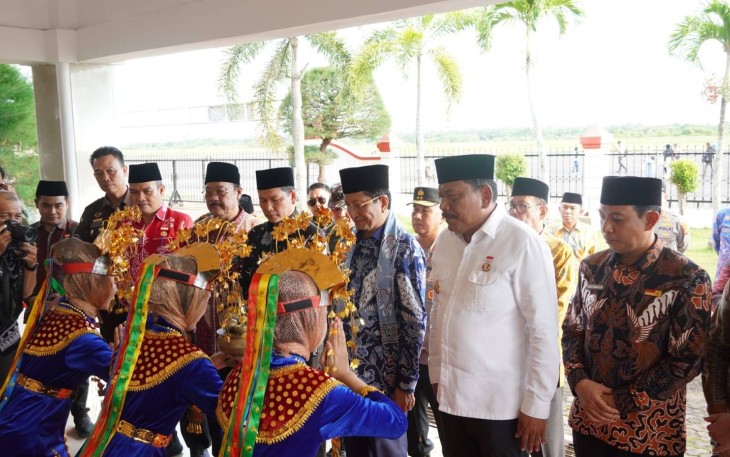 Wali Kota Bengkulu Dedy Wahyudi menyambut langsung kedatangan Menteri Agama Republik Indonesia, Nasaruddin Umar, di ruang VVIP Bandara Fatmawati Soekarno, Kamis sore (23/4/2026) /Foto : MC