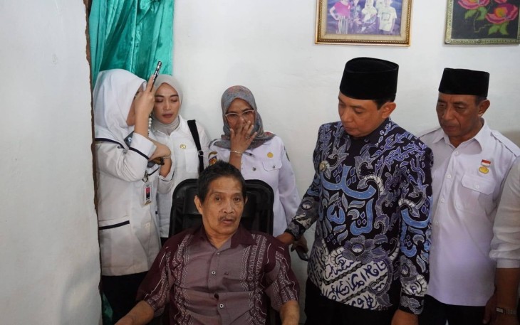 Walikota Dedy Wahyudi Serahkan Bantuan Kursi Roda /Foto : MC 