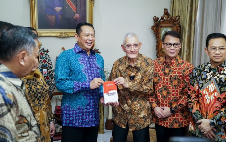 Anggota DPR RI sekaligus Ketua MPR RI ke-15 dan Wakil Ketua Umum Partai Golkar, Bambang Soesatyo saat bersama Try Sutrisno semasa hidup.