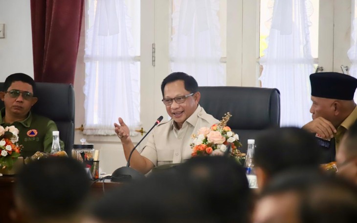 Menteri Dalam Negeri (Mendagri) Muhammad Tito Karnavian mengumpulkan kepala daerah se-Provinsi Sumatera Barat 