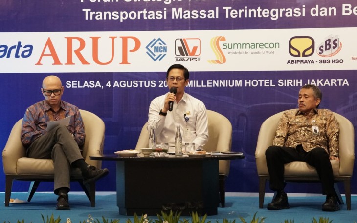 Direktur Angkutan Jalan Muiz Thohir saat menjadi narasumber pada kegiatan Seminar Nasional Masyarakat Transportasi Indonesia dengan tema "Peran Strategis RUU Sistranas dalam Mewujudkan Transportasi Massal Terintegrasi dan Berkelanjutan" yang digelar di Jakarta, Selasa (4/8).