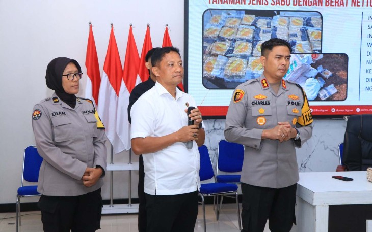 Kapolres Ngawi AKBP Charles Pandapotan Tampubolon saat konferensi pers 