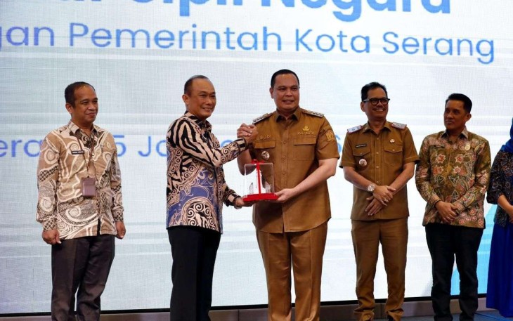 Kepala BKN Prof Zudan Arif Fakhrulloh memberikan penghargaan 