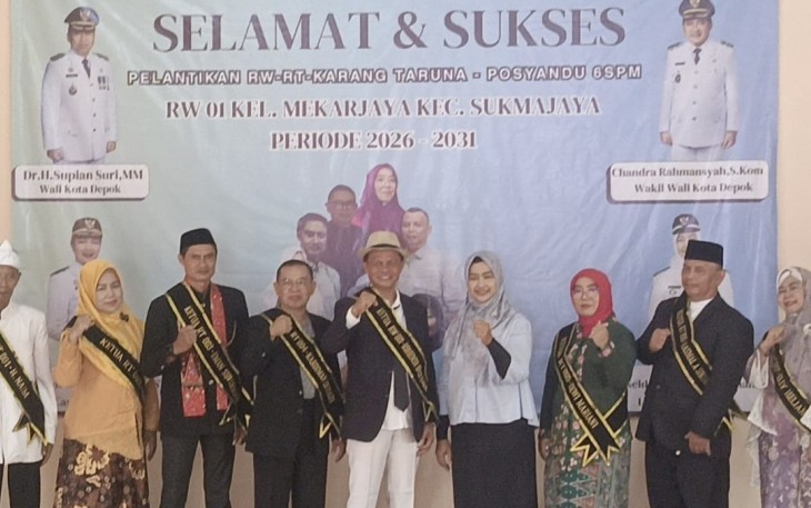 Lurah Mekarjaya Dra Nelda Purnadia Wardhani foto bersama usai pelantikan Ketua RT dan RW 01 Mekarjaya, Depok, Sabtu (10/1)