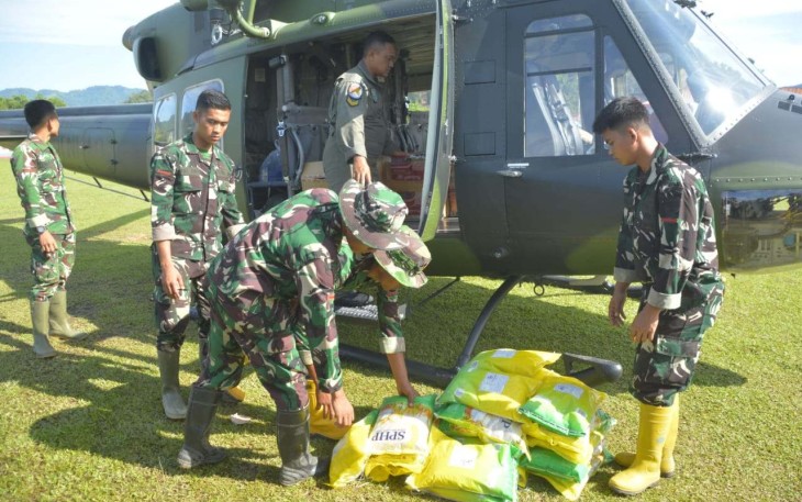 Dropping logistik untuk warga Desa Sait Kalangan II