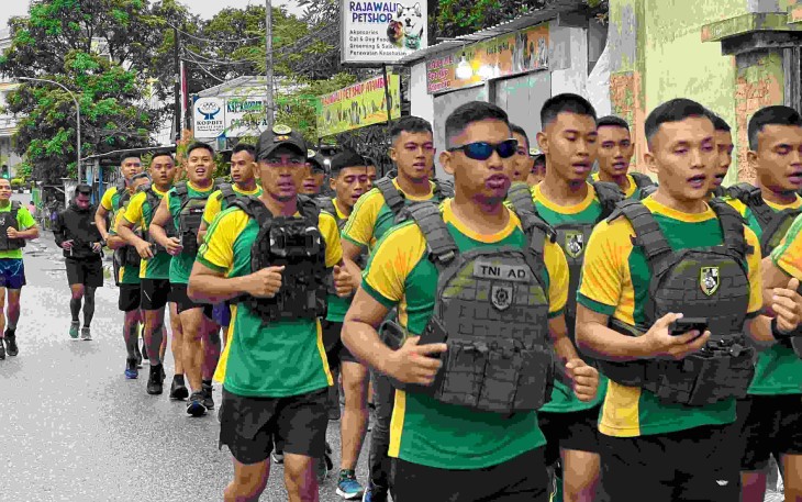 Lari sehat prajurit Satgas Yonarmed 12 Kostrad menggunakan bodyvest 
