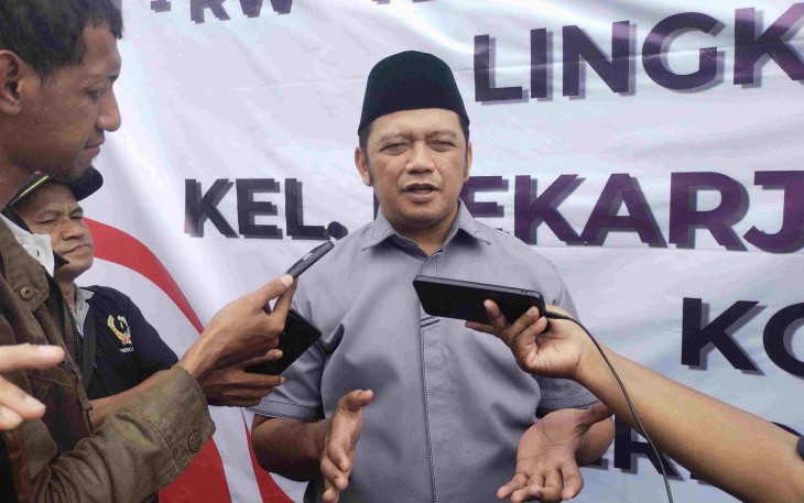 Anggota DPRD Kota Depok Fraksi PKS Hengky ST saat memberikan keterangan usai pelantikan RT-RW 01 Mekarjaya Kota Depok, Sabtu (10/1)