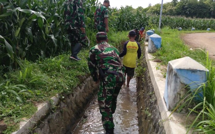 Pembersihan saluran air di wilayah binaan