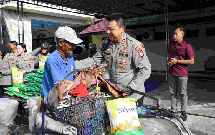 Kapolres Mojokerto Kota AKBP Herdiawan Arifianto saat memberikan bantuan sosial