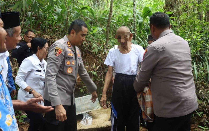 Kapolres Pacitan AKBP Ayub Diponegoro Azhar saat merehabilitasi ODGJ