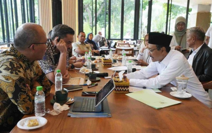 Mensos Saifullah Yusuf saat memaparkan data dalam pertemuan dengan Menteri UMKM di Jakarta, Rabu (14/1)