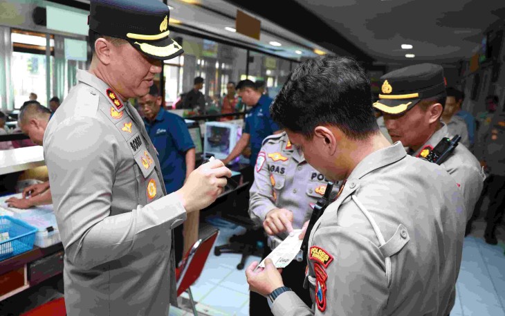 Kapolres Jember AKBP Bobby Adimas Condroputra saat meninjau pelayanan di samsat, Kamis (15/1)