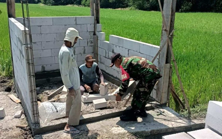 Bantu bangun tempat pompa air 