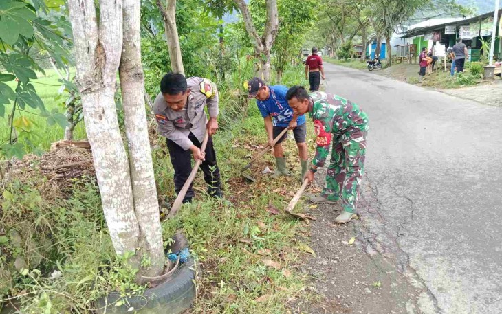 Gotong royong bersihkan lingkungan 