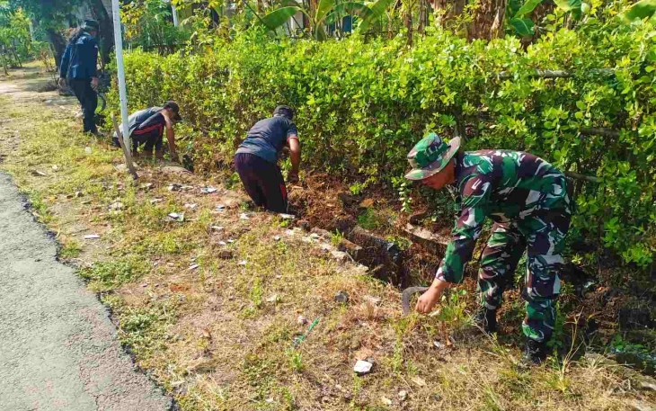Pembersihan lingkungan di wilayah desa binaan 
