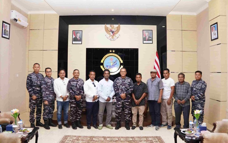 Dankodaeral XIV Laksamana Muda TNI Djatmoko foto bersama Ketua HNSI Papua Barat Daya dan Kota Sorong  
