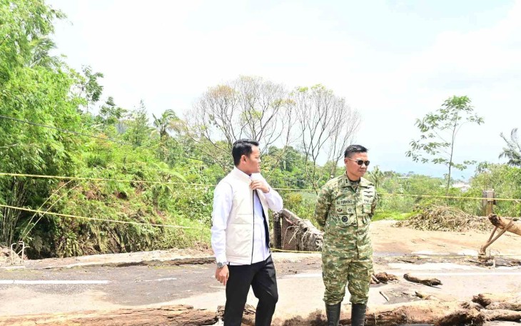Danlanud J.B Soedirman Letkol Pnb Ali Purwoko saat meninjau lokasi banjir
