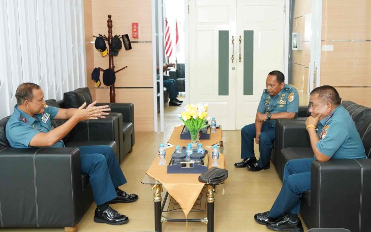 Dankodaeral XIV Laksamana Muda TNI Djatmoko saat menerima kunjungan kerja Dankoppeba, Senin (26/1)
