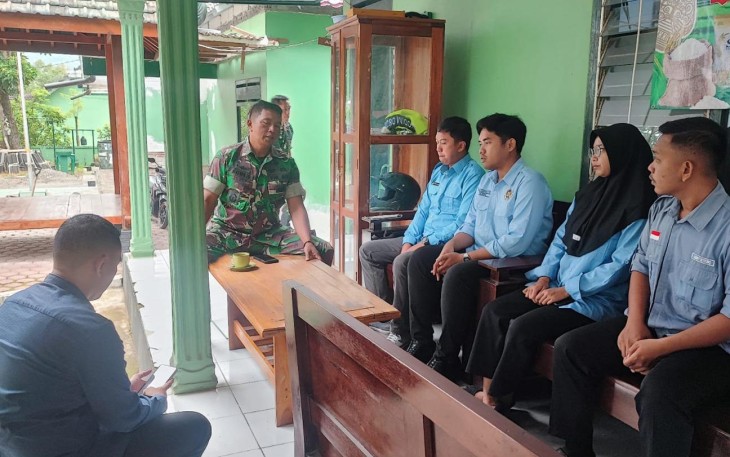 Danramil 0806-11/Panggul saat berkomunikasi dengan staff SPPG di wilayah desa binaan 