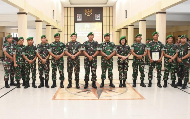 Danrem 081/DSJ Kolonel Arm Untoro Hariyanto foto bersama pamen, Jum'at (30/1)