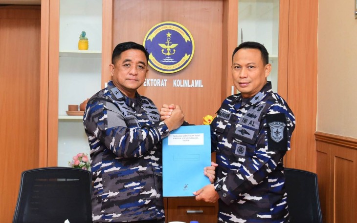 Inspektur Kolinlamil Laksamana Muda TNI Yulianus Zebua saat menyerahkan hasil audit Itkolinlamil di Jakarta, Jum'at (30/1)