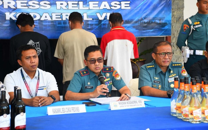 Wadan Kodaeral VIII Laksda TNI Dery Triesananto Suhendi memberikan keterangan pers 