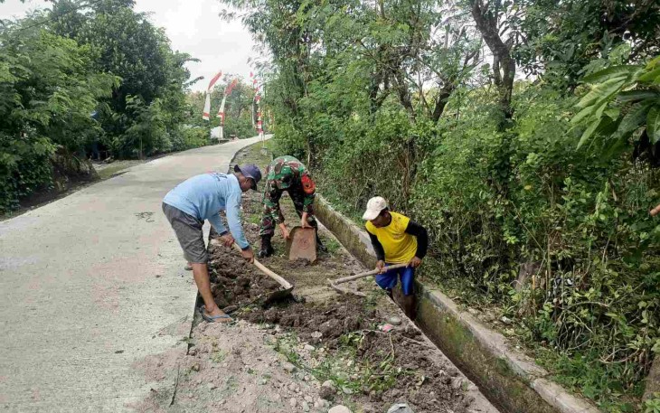 Pembersihan saluran air di wilayah binaan