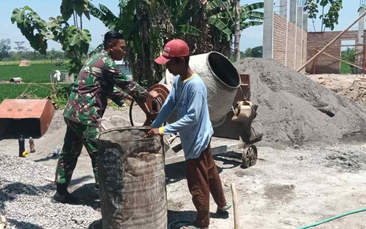 Bantu renovasi rumah warga desa binaan 