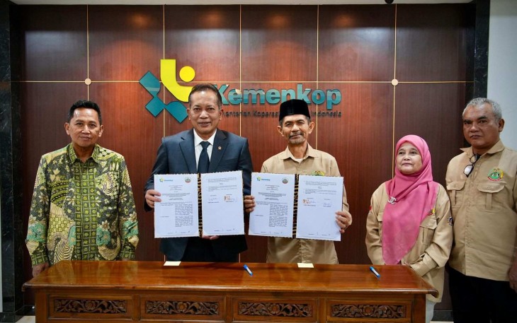 Menkop Ferry Juliantono MoU bersama Serikat Petani Indonesia di Jakarta, Kamis (5/2)
