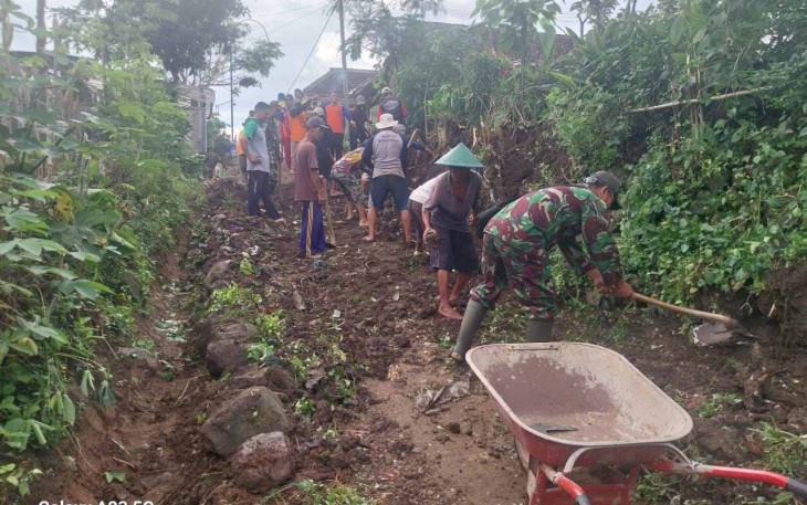 Kerja bakti bersama warga desa binaan 