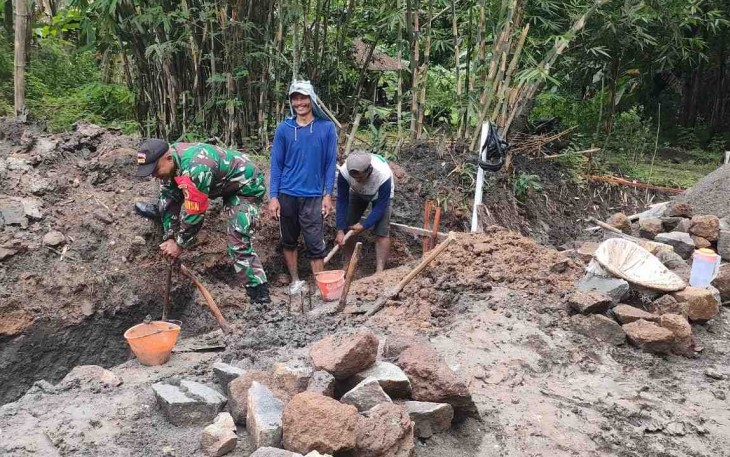 Pembuatan talud bersama masyarakat 