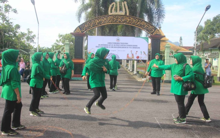 Permainan tradisional di HUT Persit KCK ke 80 Kodim Trenggalek 