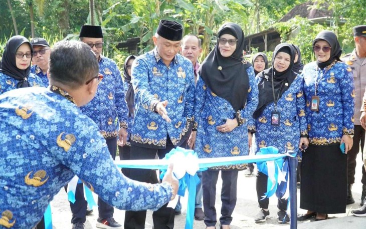 Ketua Umum Dewan Pengurus KORPRI Nasional, Prof Zudan Arif Fakrulloh saat meresmikan program peduli Korpri di Bantul, Yogyakarta, Minggu (8/2)
