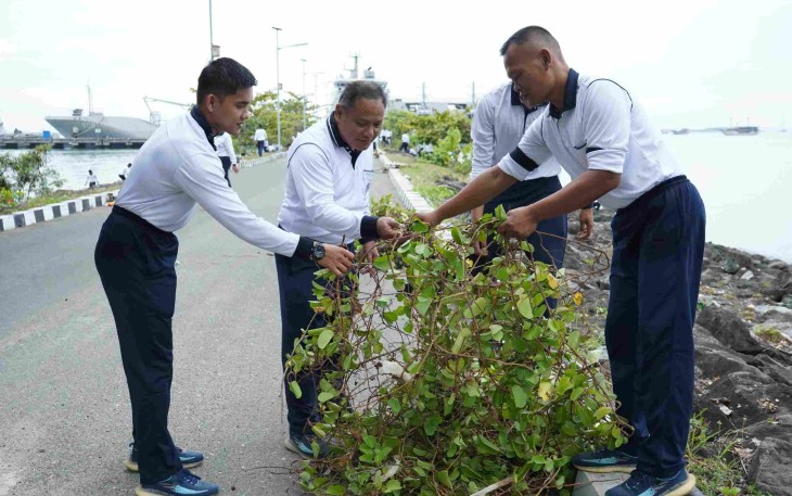Wadan Kodaeral XIV Laksamana Pertama TNI Tommy Herlambang saat memimpin pembersihan sampah di dermaga, Selasa (10/2)