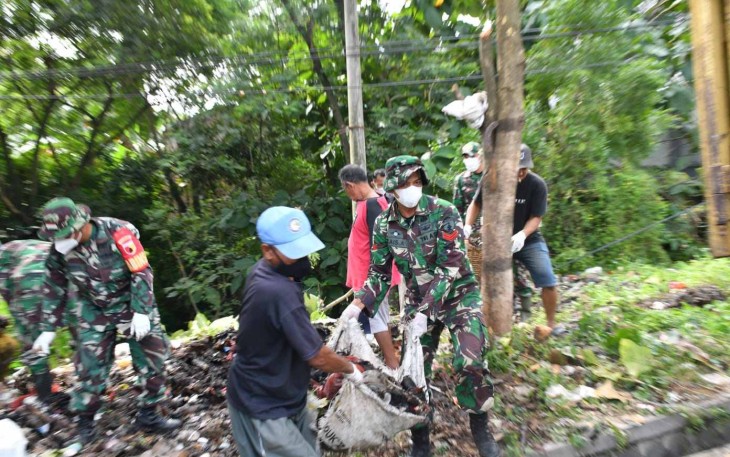 Kerja bakti bersihkan lingkungan bersama warga