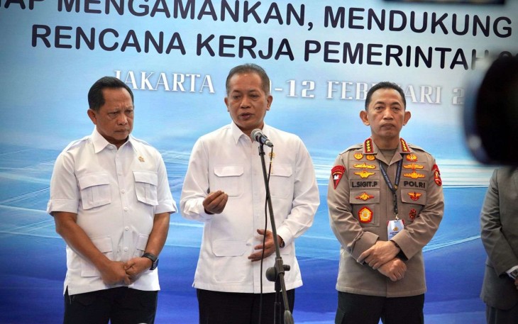 Menkop Ferry Juliantono saat memberikan keterangan pers di Jakarta, Rabu (11/2)