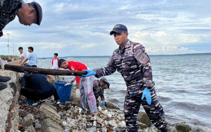 Pembersihan sampah di Pantai TPI Bonehalang Kepulauan Selayar 