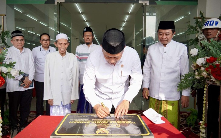 Menkop Ferry Juliantono saat menandatangani prasasti peresmian Torasera Nurja Berkah di Kabupaten Probolinggo, Minggu (15/2)