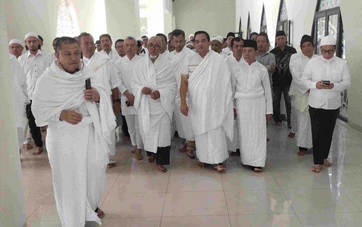 Narasumber H. Abdul Rasyid Marhaly Lc., saat memimpin praktik tawaf dalam bimbingan manasik haji di Masjid Jami Dhuyufur Rahman, Selasa (17/2)