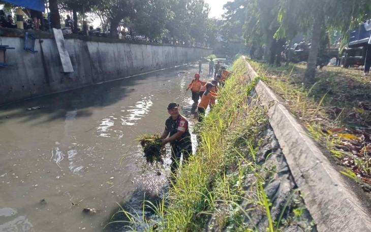 Pembersihan sungai Setia Budi Kota Madiun 